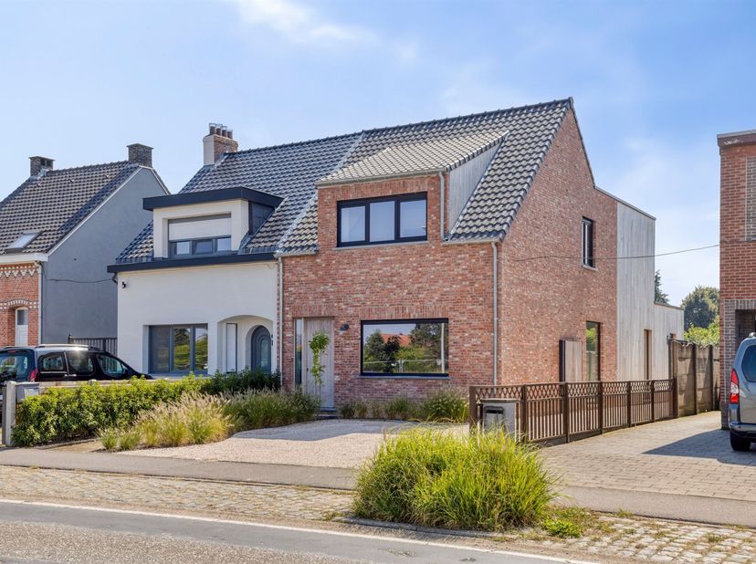 Prachtig gerenoveerde woning (2024) met 3 ruime slaapkamers, een bewoonbare oppervlakte van 191 m² en zonnige ruime tuin te Nijlen. Indeling: Gelijkvl