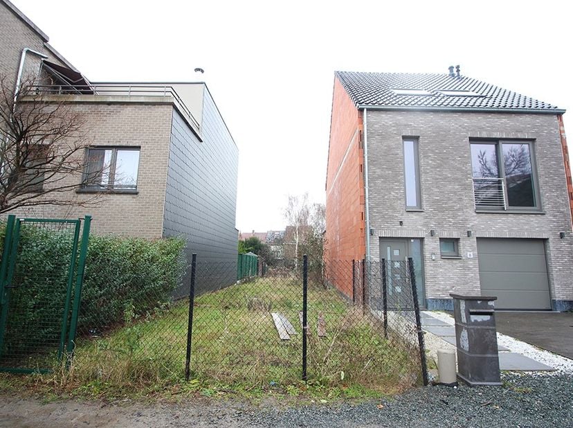 Contacteer David voor meer info: 0470 76 90 21. Bouwgrond met een oppervlakte van 2 are 24 ca, rustig gelegen, vlakbij het centrum van Haren en toch d