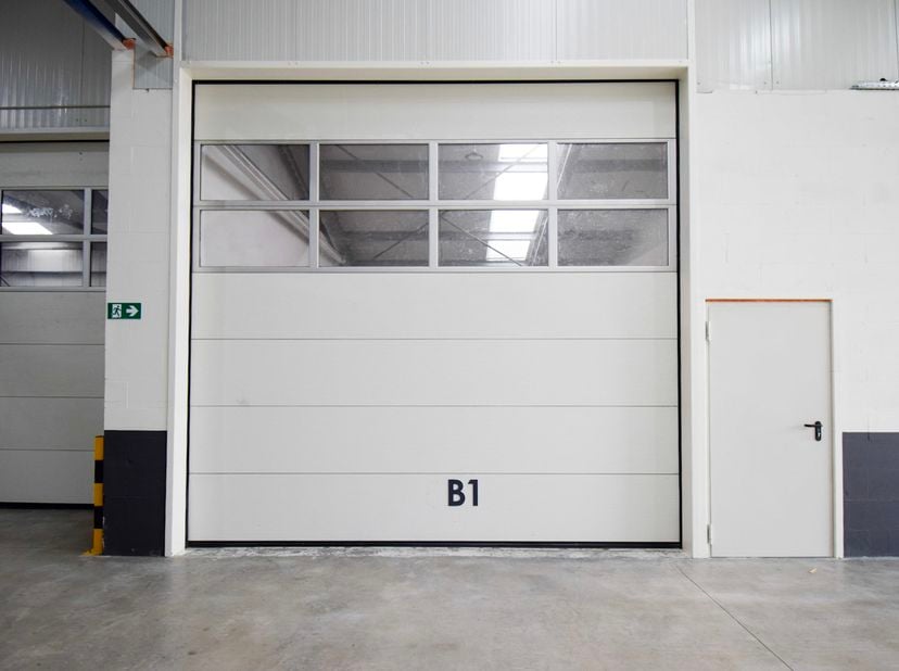 Ligging en bereikbaarheid<br />
• Gelegen op 300 m van de N79 en ca. 500 m van een bushalte<br />
• Vlotte verbinding met centrum en industrieterreine