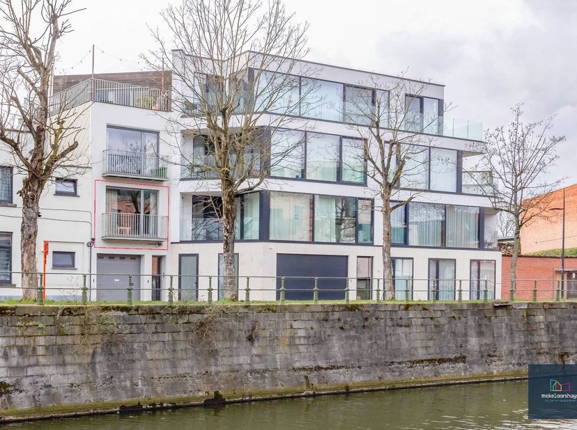 In te schrijven via deze link : https://ap.lc/HXjIn of via onze website : www.makelaarshuys.be / te huur / het pand / plan uw bezoek.<br />
Dit appart