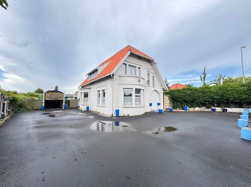 Deze ruime, charmante open bebouwing voor gemengd gebruik ligt aan de belangrijkste invalsweg van Gistel.<br />
Wie op zoek is naar een ruime woning m