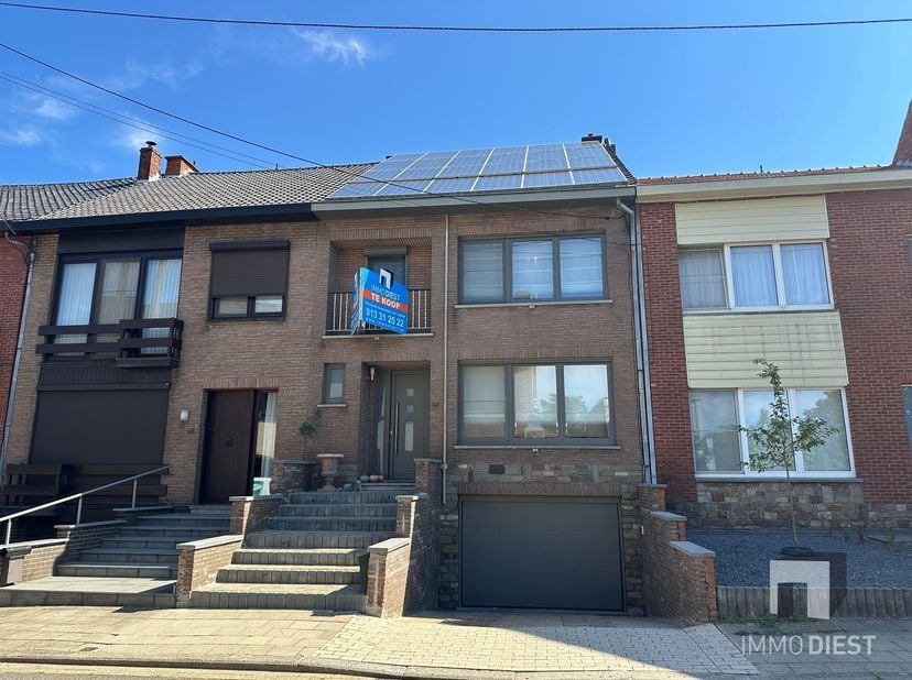 Comfortabel wonen nabij het centrum van Diest? Van harte welkom in deze zonnige woning met tuin.<br />
Dankzij de centrale ligging bereikt u de winke
