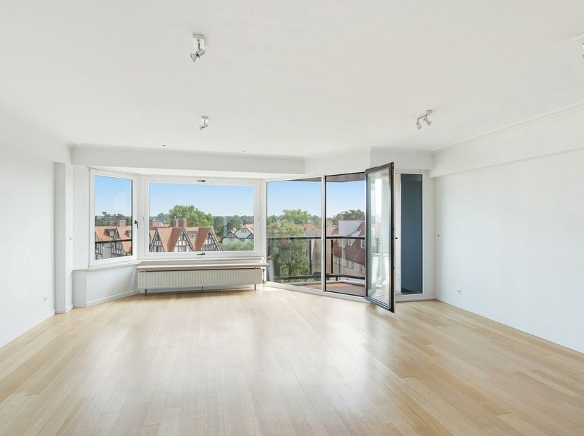 Ontdek dit instapklare en zuidgerichte appartement op een toplocatie aan de Kustlaan, op wandelafstand van Place m'a tu vu. Dankzij de zonnige oriënta
