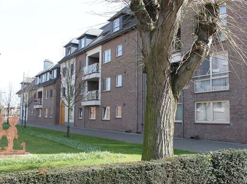 RUIM, RECENT OPGEFRIST EN ENERGIEZUINIG APPARTEMENT 105M² MET 2 SLAAPKAMERS, TERRAS EN ONDERGRONDSE AUTOSTAANPLAATS.<br />
 1ste verdieping met lift -