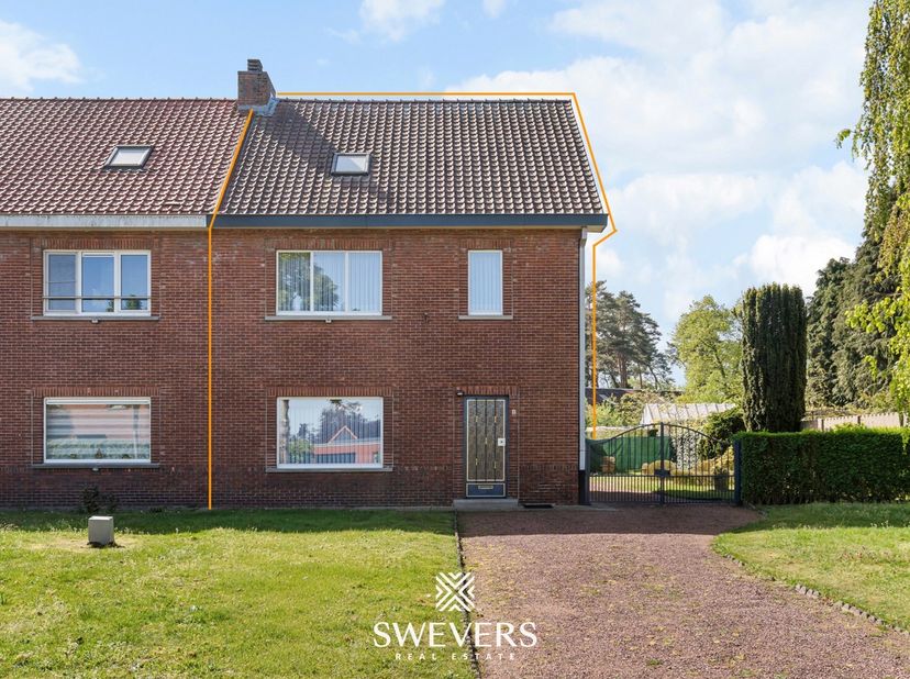Voor meer info en foto’s, surf naar www.swevers.be – Deze halfopen woning aan de Jan Mathijs Winterslaan 6 in Genk biedt een interessante kans voor wi