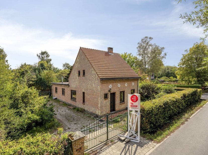 A vendre à Werverbos, Brasschaat, une maison située dans un endroit très calme et verdoyant. La maison est située sur un terrain exceptionnellement sp