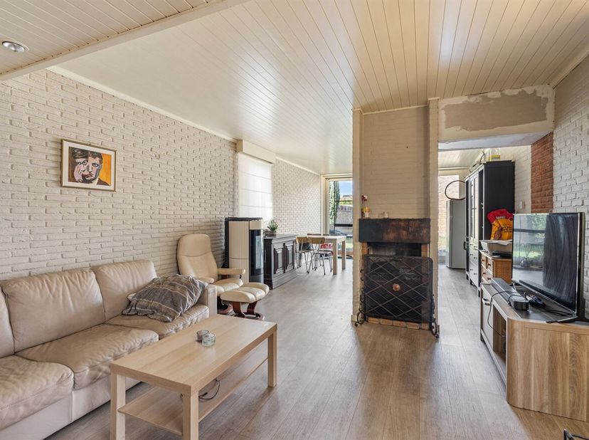 Ruime open bebouwing met magazijn <br />
Bent u op zoek naar een woning met veel potentieel én extra ruimte voor opslag of zelfstandige activiteit? Da
