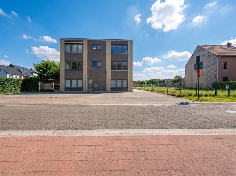 GELIJKVLOERS APPARTEMENT MET AUTOSTAANPLAATS<br />
Bezoek te reserveren via sms 0470/30.20.10.<br />
LIGGING:<br />
Dit verzorgd gelijkvloerse apparte