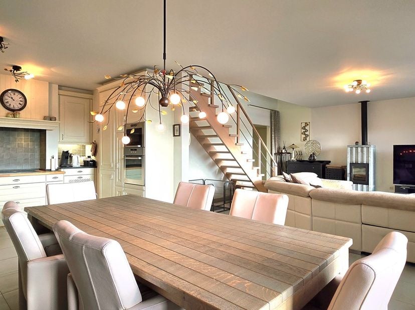 Voor een afspraak bel Kim 0473 72 33 62.<br />
<br />
Rustig, landelijk gelegen luxeappartement met 3 ruime slaapkamers en een groot zuid gericht terr