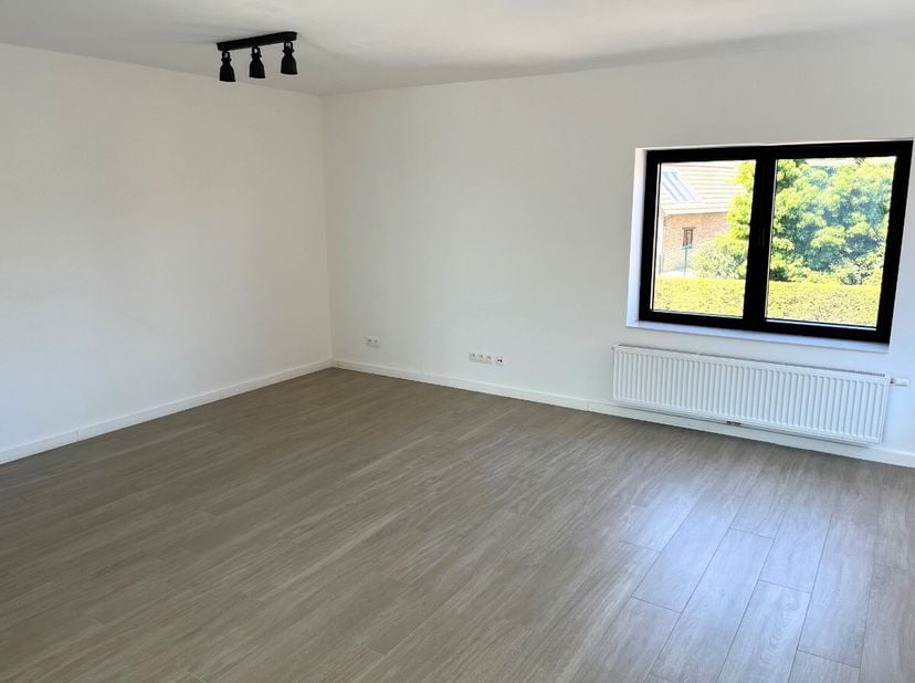 Gerenoveerd energiezuinig appartement met 2 slaapkamers en terras op enkele minuten van het centrum van Alken. Voor meer informatie ga naar: https://w