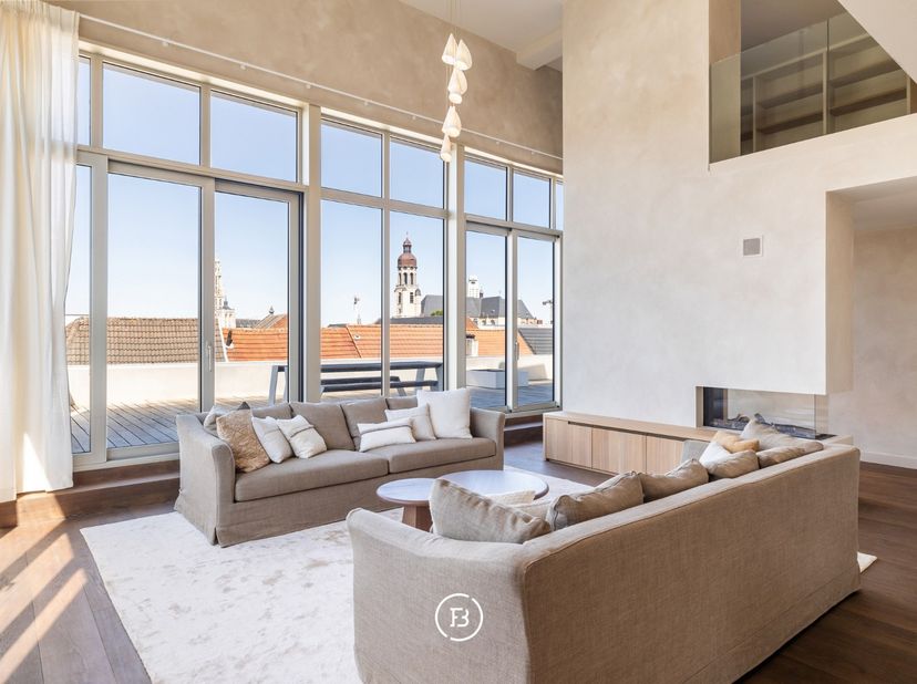 Op een gegeerde locatie tussen het Zuid en de Sint Andrieswijk bevindt zich dit uitzonderlijke penthouse van ca. 285 m². Een luxueuze woonbeleving waa