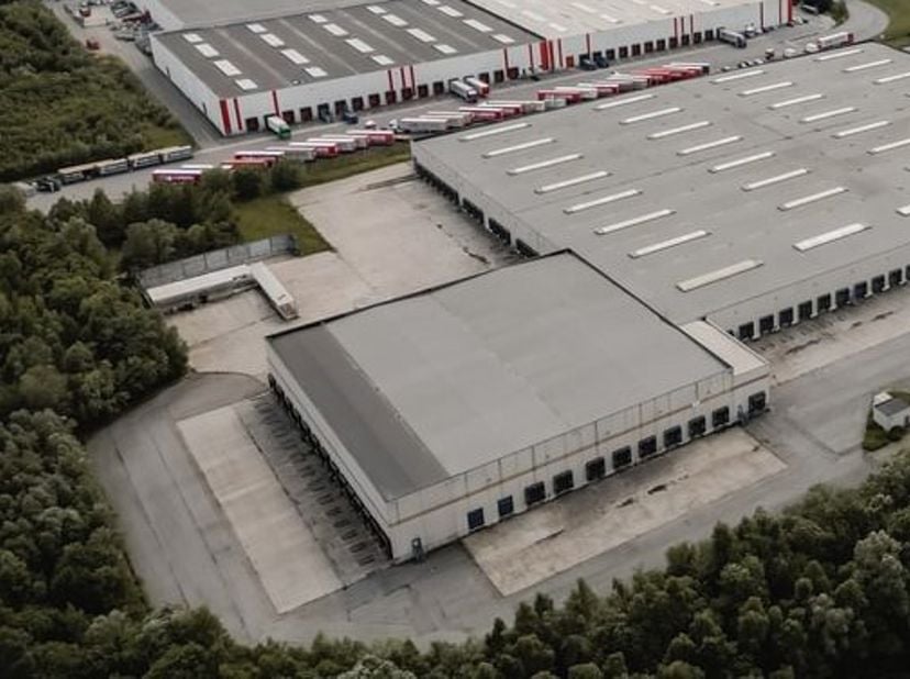 PARC LOGISTIQUE DE COURCELLES<br />
ENTREPÔT – MODULABLE – ACCÈS DIRECT E42<br />
<br />
LOCALISATION :<br />
COURCELLES – Parc d’Activités Économique