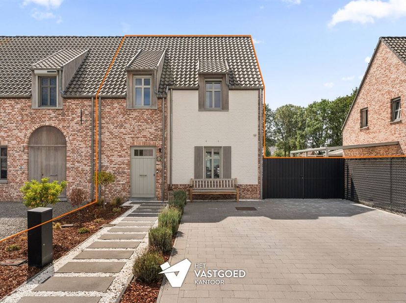 Recent (2022) gebouwde HOB met 3 slaapkamers uiterst rustig gelegen op een zonnig perceel van 3a12ca te Leopoldsburg.<br />
Belangrijkste troeven: <br