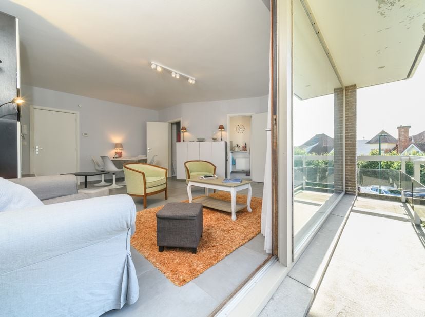Découvrez ce charmant et lumineux studio, entièrement orienté sud, idéalement situé dans le centre de La Panne, à deux pas de la mer et de toutes les