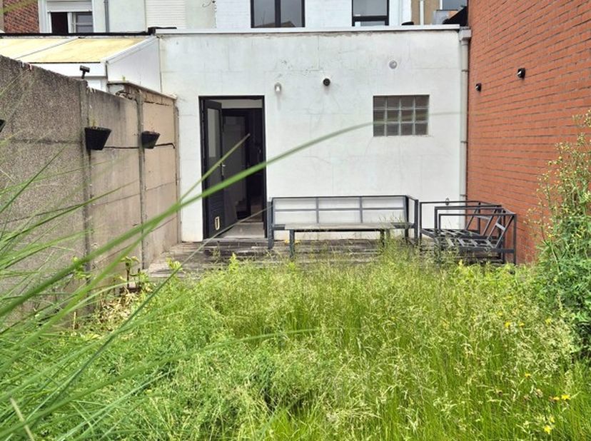Bent u op zoek naar een ruime, instapklare gezinswoning op een toplocatie in Kortrijk? Dan zal deze karaktervolle herenwoning u ongetwijfeld weten te