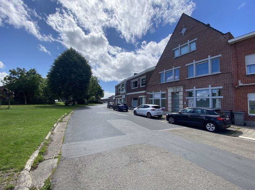 Voor meer informatie betreft de woning, gelieve te surfen naar: https://verdegemvastgoed.be/project/22152/vh_zelzate_pierets-de-colvenaerplein-24_001<