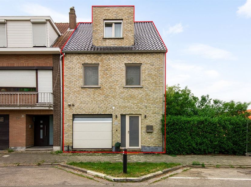 Ruime gezinswoning met 4 slaapkamers en westgerichte tuin<br />
Deze woning is gelegen in een rustige woonwijk met veel groen in de directe omgeving.