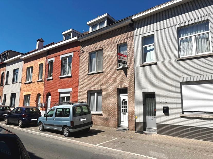 Op zoek naar een woning met potentieel op een centrale ligging? Deze rijwoning combineert een praktische indeling met een vlotte bereikbaarheid, ideaa