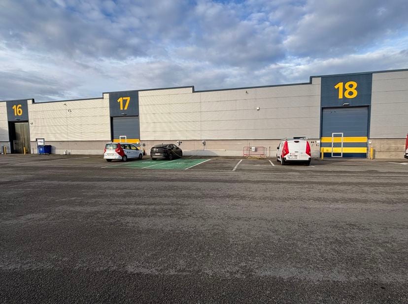 Spacieuse unité entrepôt et bureaux à louer dans un complexe semi-industriel. L’entrepôt offre une hauteur libre de 6 m sous les poutres et 7,30 m sou
