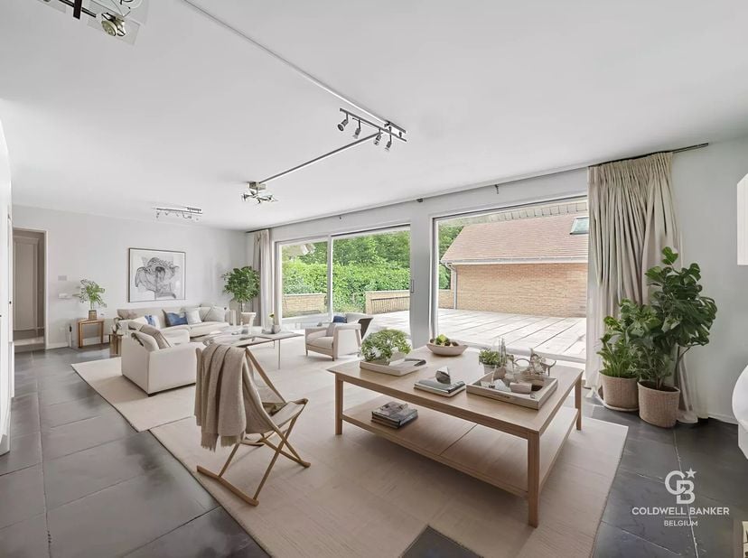 Woning van ca. 227 m², gerenoveerd in 2026 en gebouwd in 1986.<br />
Dit huis is als volgt ingedeeld:<br />
Op de begane grond: hal (7,6 m²), gastento
