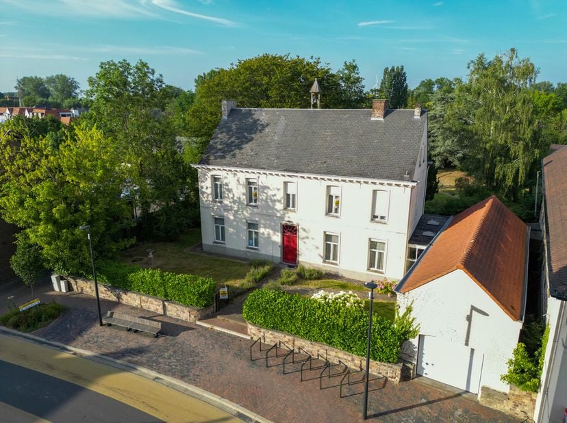 Aan de Bruulstraat 8, midden in de dorpskern van Haaltert, staat deze statige (voormalige) pastorie (beschermd bouwkundig erfgoed) op een uitzonderlij