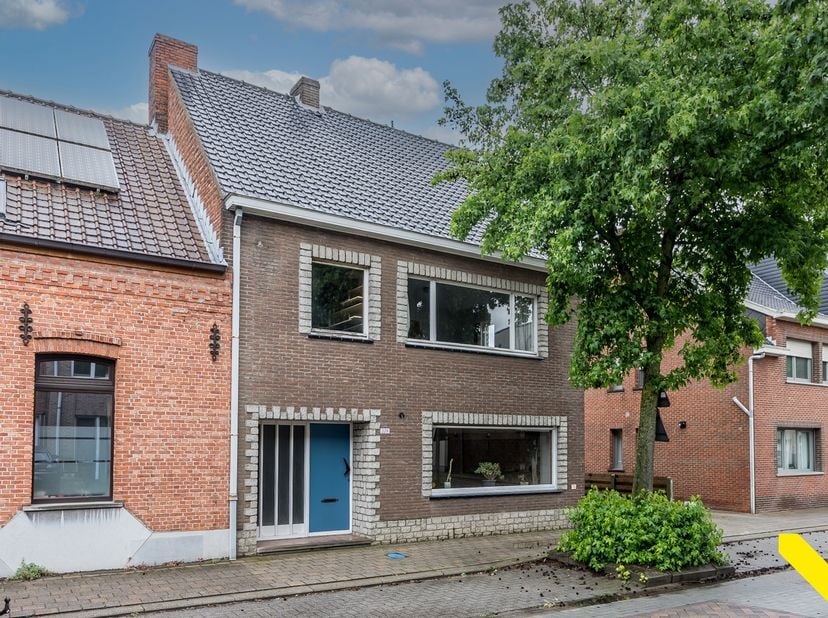 Ruime centraal gelegen gezinswoning met 4 slaapkamers.<br />
We betreden deze woning via de inkomhal met gastentoilet en gaan zo door naar de voorste