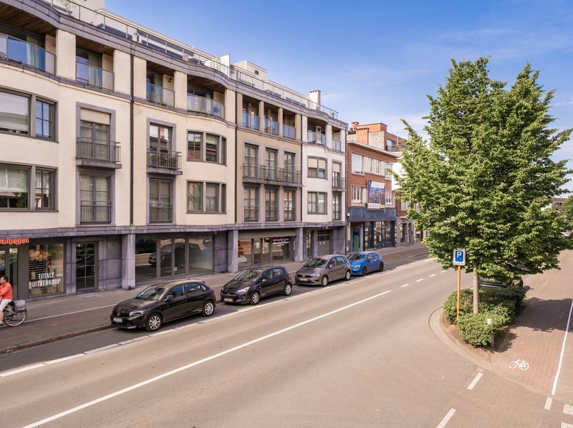 Stijlvol Handelsgelijkvloers van 735 m² op Toplocatie in Brasschaat<br />
LOCATIE<br />
Bent u op zoek naar een commerciële ruimte op een absolute top