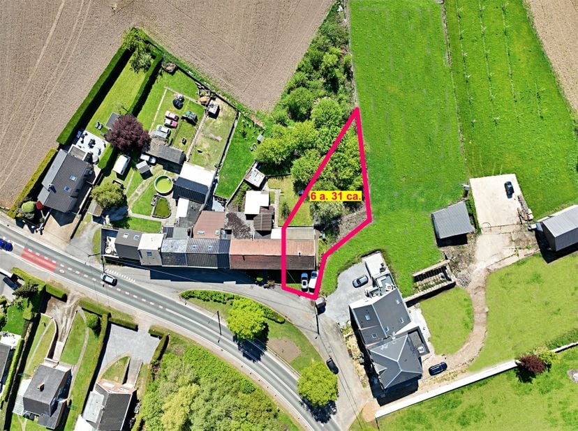 Charmante maison 3 façades, érigée sur un terrain idéalement située à Gerpinnes Flaches en retrait de la voirie.<br />
Elle se compose de la manière s