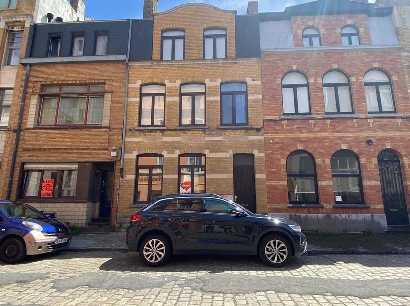 Gezellig appartement in een kleinschalige residentie, bestaande uit een slaapkamer met dressing, een badkamer met inloopdouche en een ingerichte keuke