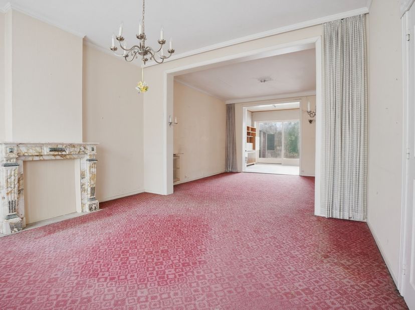 Te renoveren woning met veel op potentieel op topligging. Op een uitstekende locatie langs de Kaaiplaats in Veurne bevindt zich deze ruime woning met