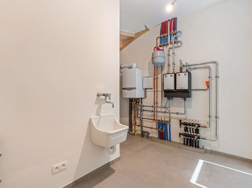Deze moderne stadswoning met een bewoonbare oppervlakte van maar liefst 220 m² is volledig afgewerkt en instapklaar. Dankzij de doordachte indeling, d