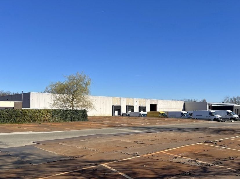 8504m² loods (uitbreidbaar tot 23.615m² magazijn) met mogelijkheid tot kantoren en 3000m² buitenruimte<br />
Ligging: in industriepark-Noord, strategi