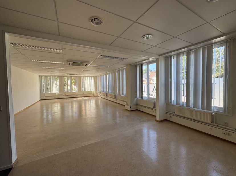Bureaux prêts à l'emploi (230 m²) à louer dans un bel emplacement le long de la Baron Ruzettelaan. Bonne accessibilité à la gare et au centre de Bruge
