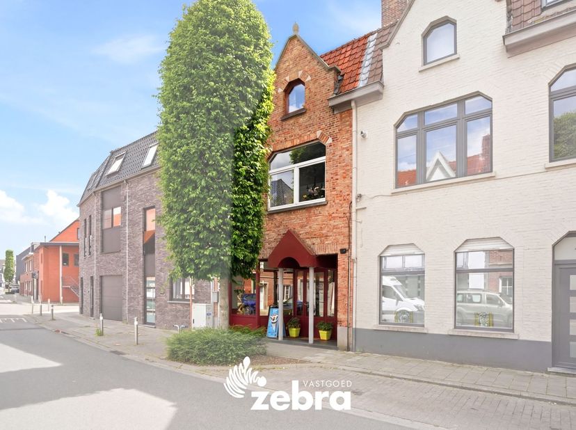 Deze eigendom geniet van een uitstekende ligging in een aangename en residentiële buurt van Brugge. Dankzij de centrale locatie bevinden winkels, scho