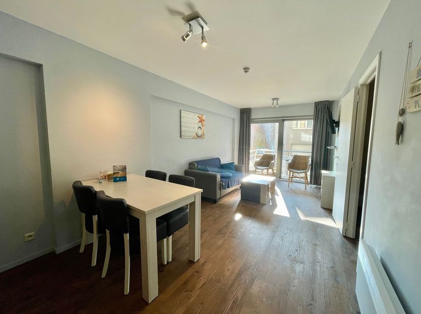 Gemeubeld appartement gelegen in Holiday Suite op de Zeedijk in Blankenberge. Dit appartement biedt een centrale locatie op wandelafstand van het cent