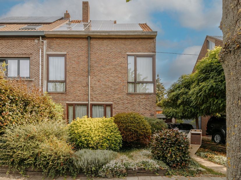 In een autoluwe straat in Borsbeek bevindt zich deze bijzondere architecturale woning, ontworpen door de gerenommeerde Belgische architect Hugo Lejon,
