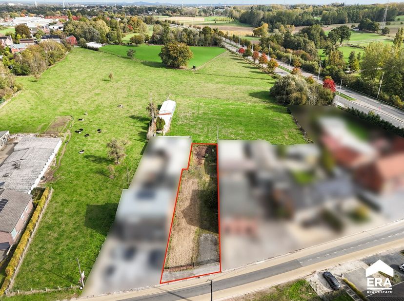Op dit perceel van 7are 75ca, geschikt voor gesloten bebouwing, vind je de ideale locatie om jouw droomwoning te realiseren. De eerste 50 meter van he