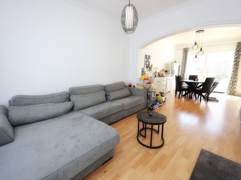 Cette maison de 3 chambres, prête à emménager, bénéficie d'un emplacement idéal à Ostende. Grâce à sa situation centrale, commerces, transports en com