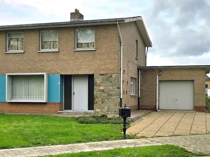 Te renoveren woning HOB met 4 slaapkamers op 439 ca gelegen in een rustige buurt.<br />
<br />
Indeling:<br />
gelijkvloers : Inkomhal met gastentoile