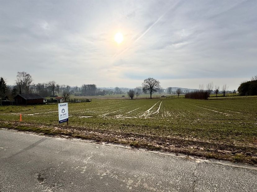 HALFOPEN BEBOUWING TE LIERDE<br />
Deze grond is gelegen in een zijstraat van de N8 <br />
Prachtig zicht op de velden en in een rustige zijstraat tre