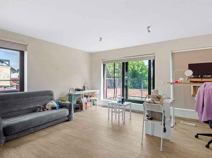 Modern afgewerkt appartement (ca. 60 m²) met één ruime slaapkamer, zonnig terras en private autostaanplaats, gelegen in een recent gebouw uit 2016. Mo
