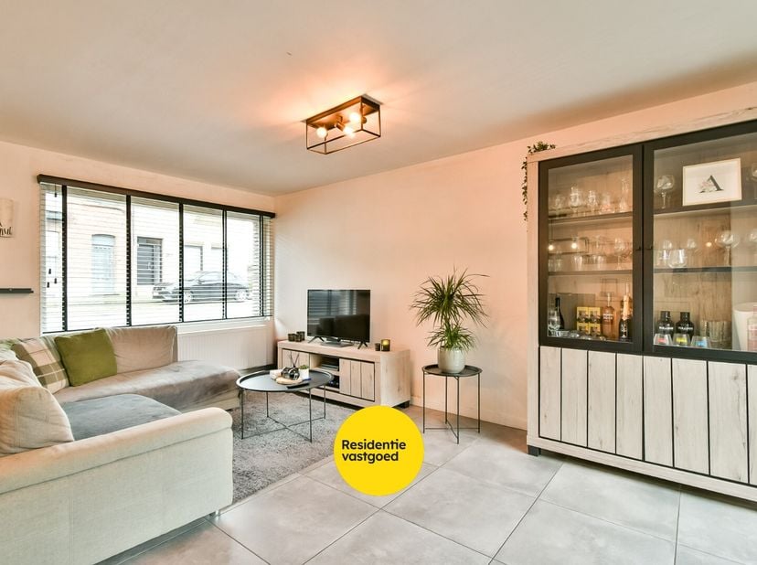 In een rustige straat in Oostkamp bevindt zich deze gerenoveerde woning, waar wooncomfort en een gunstige ligging hand in hand gaan. Dankzij de nabijh