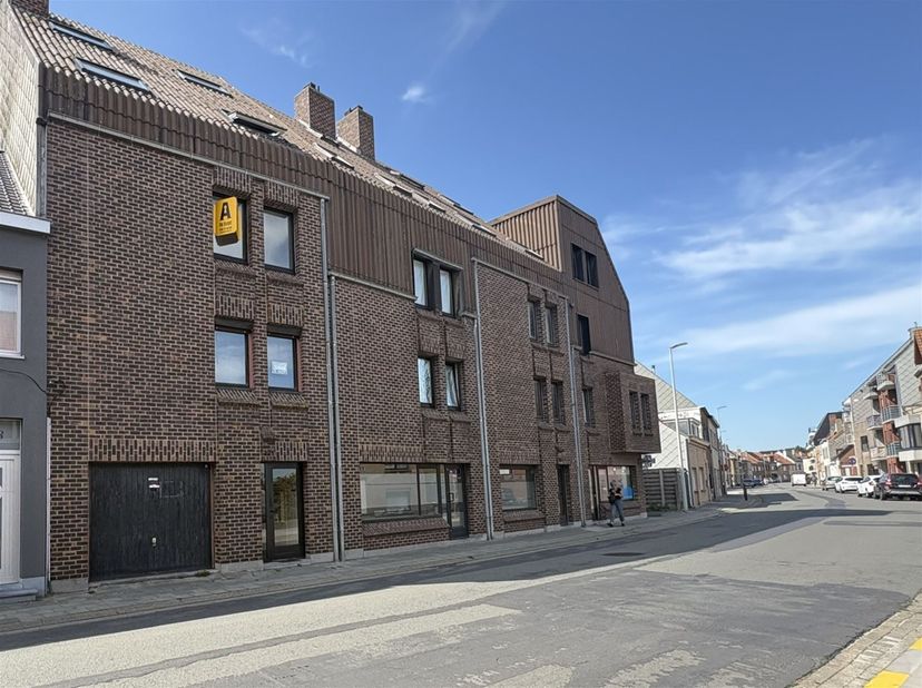 Zonnig, lichtrijk appartement met balkon  gelegen vlakbij centrum Bredene-Duinen (winkels, tram, strand). Tweede verdieping zonder lift!<br />
Indeli