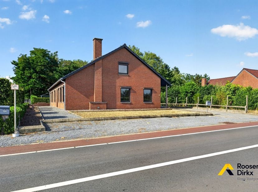 Op de grens tussen Gruitrode en Wijshagen, op een mooi perceel van bijna 10a, ligt deze degelijke gezinswoning met vergunde vrijstaande garage van ±50