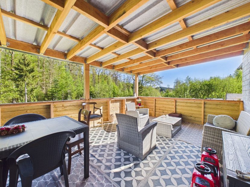 Lagence ERA B-LUX a le plaisir de vous présenter cette charmante maison denviron 120 m², idéalement située dans la commune de Rendeux.Cette propriété