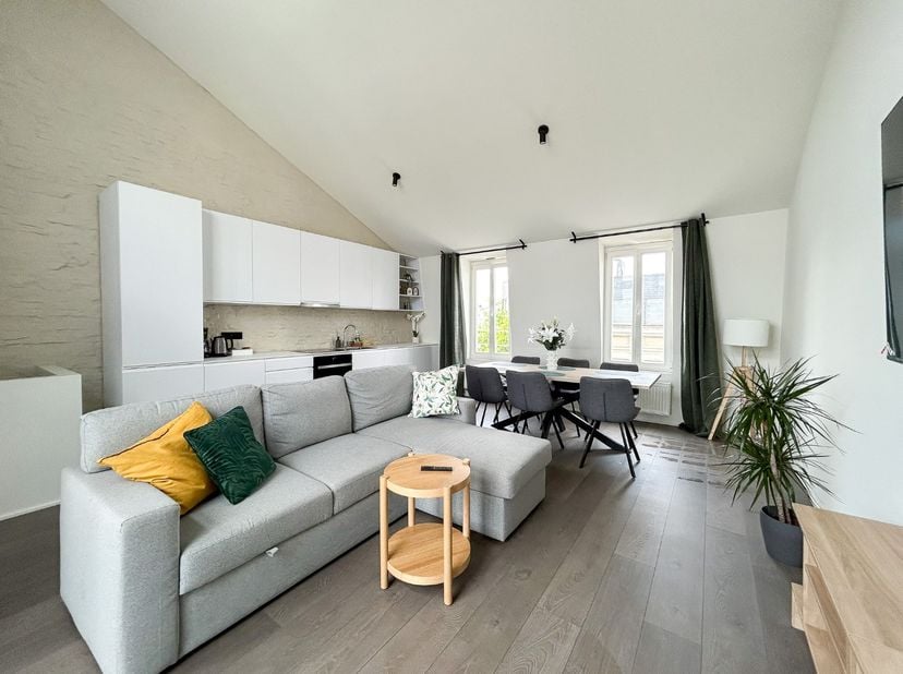 Welkom in dit charmante en lichtrijke duplex appartement, ideaal gelegen in het hart van Antwerpen, aan de bruisende en stijlvolle Nationalestraat. De