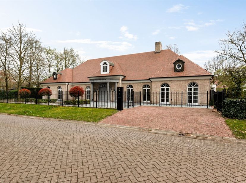 Exclusieve villa met wellness, binnenzwembad, 5 slaapkamers , 3 badkamers op riant perceel van 4.000 m² in Kasterlee.<br />
Ontdek deze uitzonderlijke