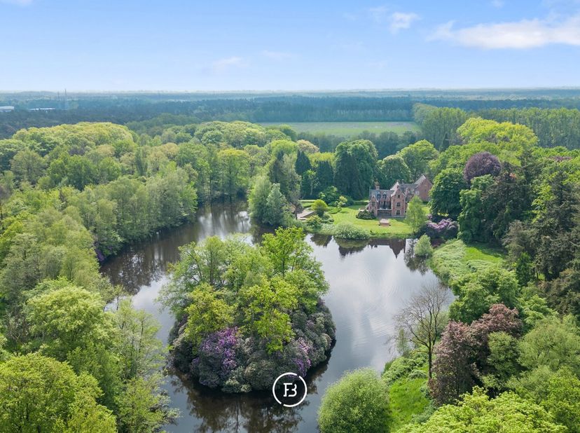 Caché dans une région boisée luxuriante se trouve un domaine de près de 40 hectares, entouré de vastes prairies, accessible par une longue allée. Le c