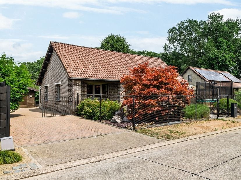 Cette maison moderne bénéficie d'un emplacement calme à Tremelo et allie un agencement fonctionnel à un confort de vie contemporain.<br />
En entrant