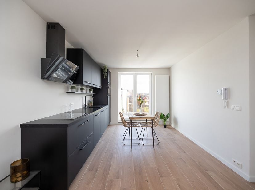 Vous recherchez un bien prêt à emménager ou un investissement rentable dans un emplacement de choix ? Ce studio entièrement rénové est situé dans le t